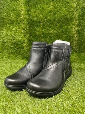 Clarks Women's 6.5M Carl Black Zip Leather Bootie
